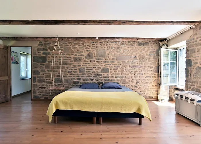 - Avec Grand Jardin Holiday home